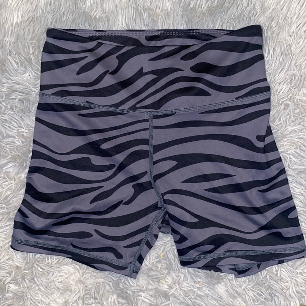 ZYIA ACTIVE SHORTS-SIZE M